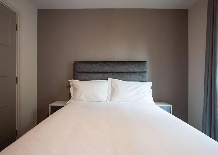 Modern 2Br With Balcony Next To The City Airport Bhd - Free Parking