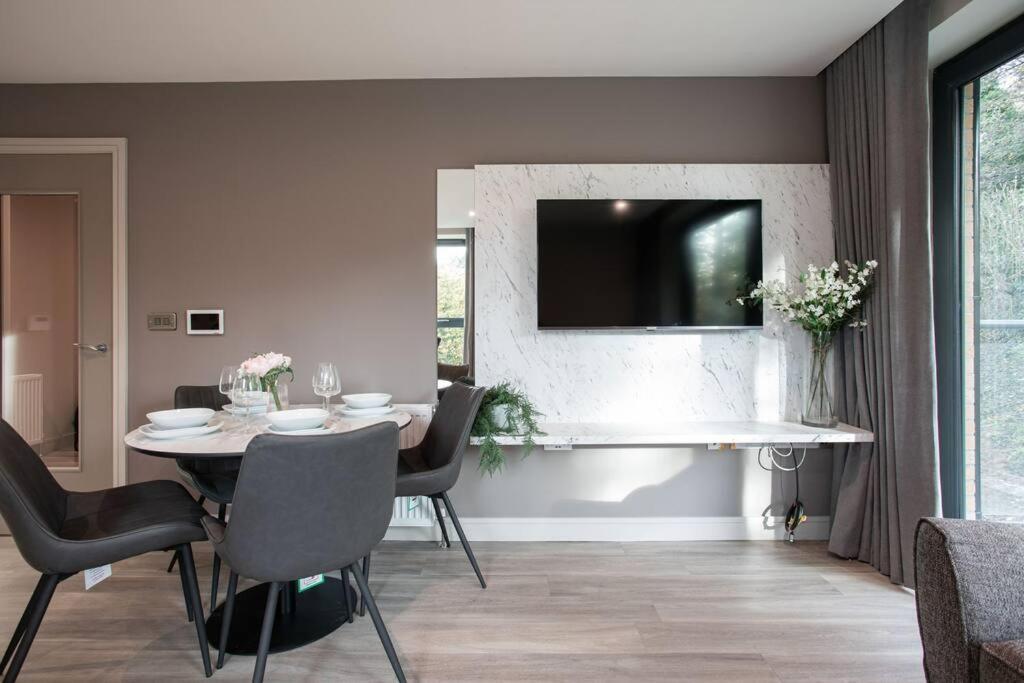 Modern 2br With Balcony Next To The Airport Bhd - Free Parking Belfast