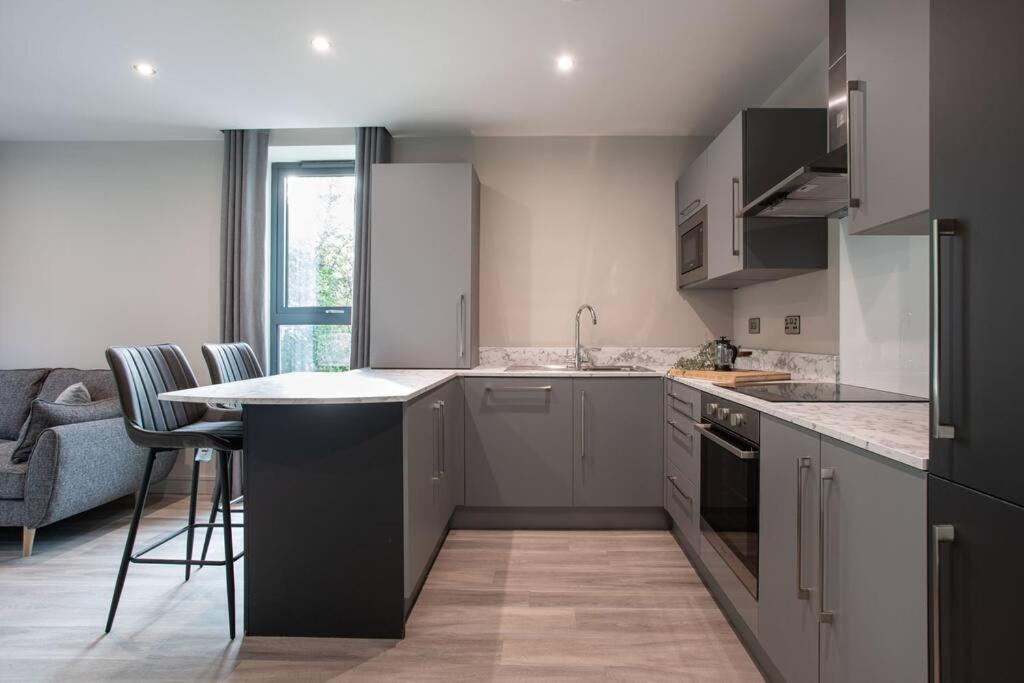 Modern 2br With Balcony Next To The Airport Bhd - Free Parking Apartment Belfast