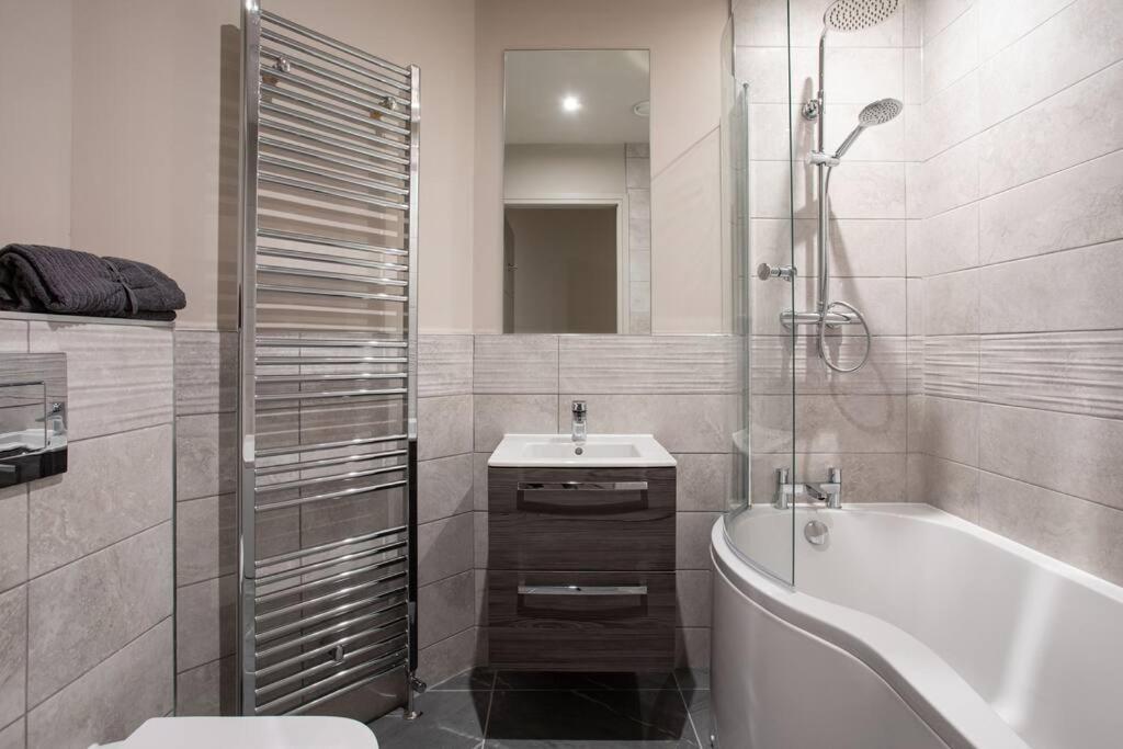 Modern 2br With Balcony Next To The Airport Bhd - Free Parking Belfast