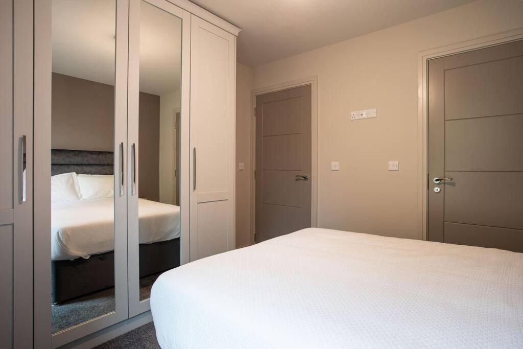 Modern 2br With Balcony Next To The Airport Bhd - Free Parking Apartment