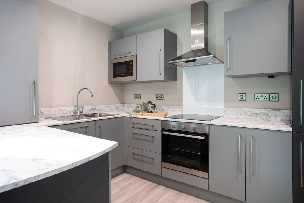 Modern 2br With Balcony Next To The Airport Bhd - Free Parking Apartment Belfast