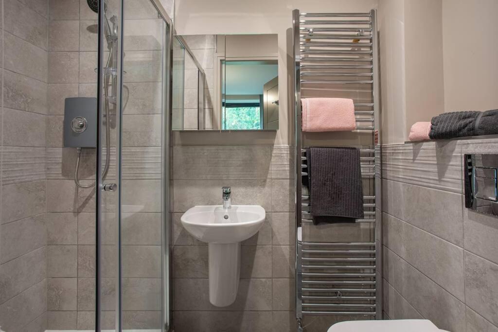 Modern 2br With Balcony Next To The Airport Bhd - Free Parking Belfast