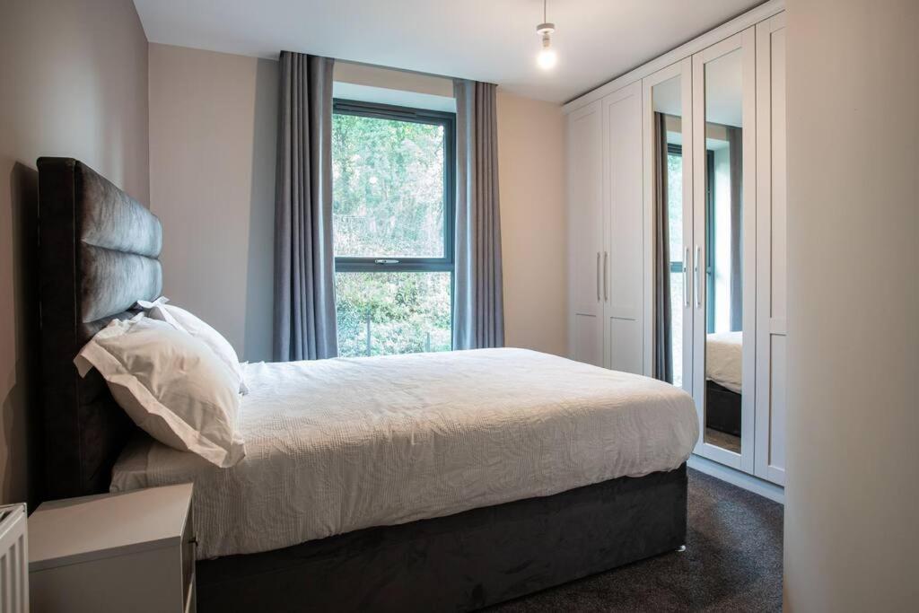Modern 2br With Balcony Next To The Airport Bhd - Free Parking * Belfast